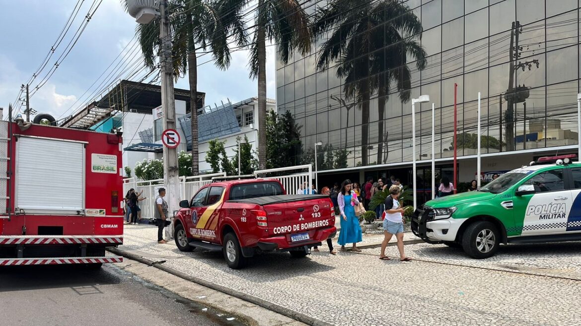 Homem surta e tenta matar colega de trabalho em faculdade de Manaus