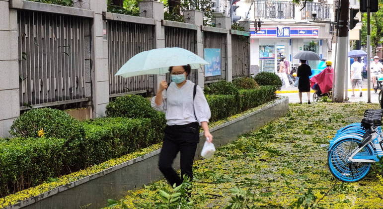 Tufão Muifa expulsa 1,6 milhão de pessoas de casa no leste da China