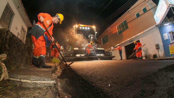 Programa ’Asfalta Manaus’ alcança bairro São Jorge com obras noturnas