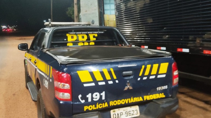 PRF apreende 1,7 tonelada de maconha e prende motorista que escoltava carga