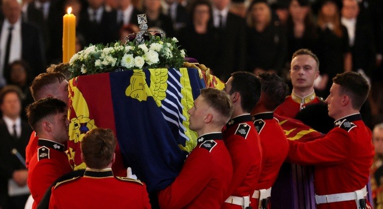 Caixão da rainha Elizabeth 2ª chega a Westminster Hall; fila para homenagens é de mais de 8 km