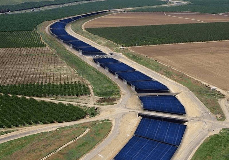 Califórnia cobre canais com painéis solares para combater seca