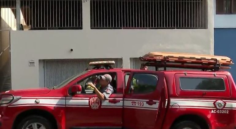 Outras duas mulheres que estavam no imóvel no momento do fogo passaram mal após inalar fumaça e foram encaminhadas ao pronto socorro do Hospital Sapopemba. Por volta das 8h15, as equipes da corporação conseguiram extinguir as chamas do local. Até o momento não há detalhes sobre as causas do incêndio. Onze viaturas dos Bombeiros permanecem no local atendendo a ocorrência.