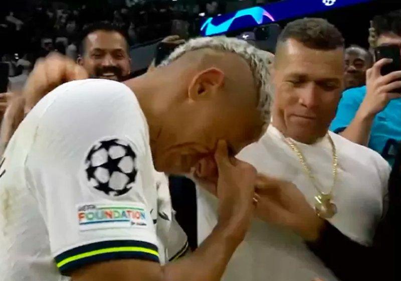 Richarlison marca dois e chora em sua estreia na Champions