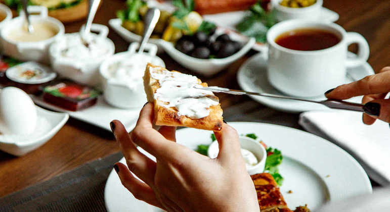 Estudo contraria ideia de que café da manhã reforçado ajuda na perda de peso