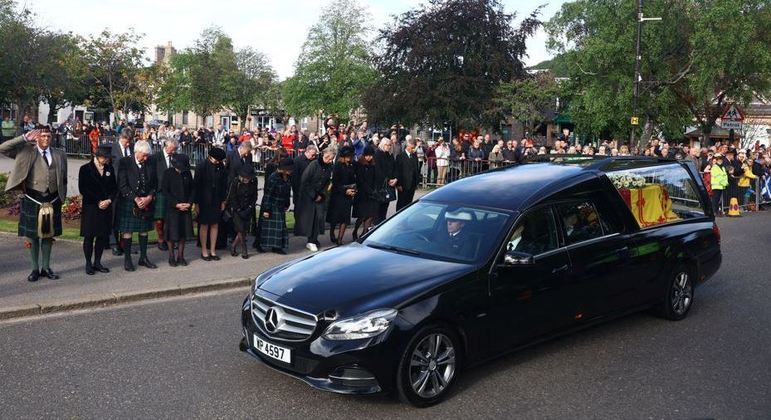 Caixão com o corpo da rainha Elizabeth 2ª deixa o Castelo de Balmoral, na Escócia