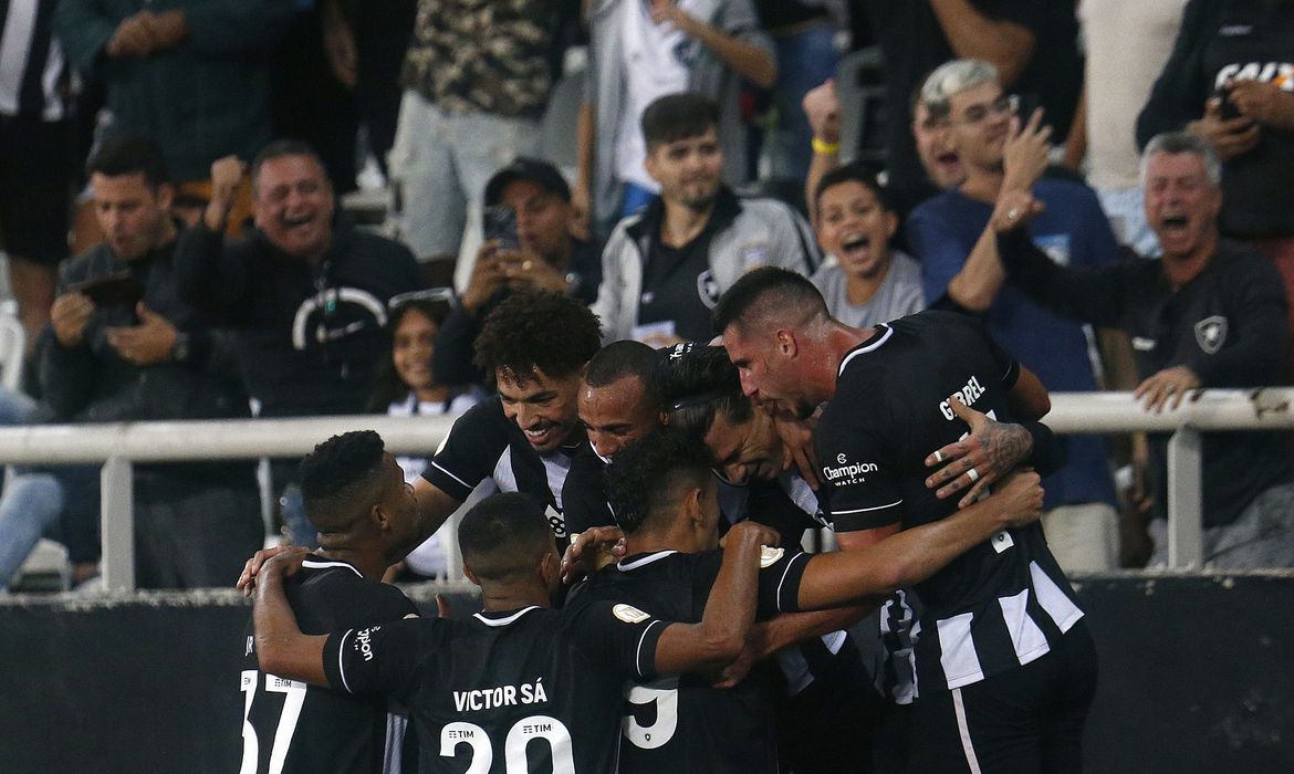 Botafogo vence Coritiba em casa e dorme em 10º lugar no Brasileirão