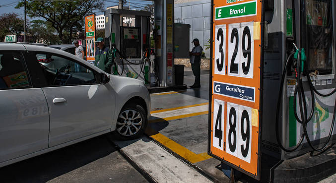 Com redução de ICMS, preço da gasolina acumula 30% de queda e chega a R$ 5,17 nos postos