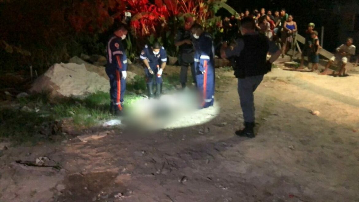 Homem morto a facadas é desovado em frente de escola estadual na zona Norte