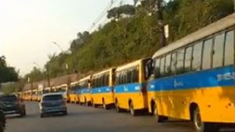 Paralisação de ‘amarelinhos’ causa engarrafamento caótico na avenida Autaz Mirim