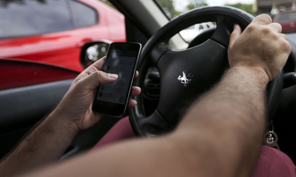 Uso de celular ao volante é atitude que mais incomoda motorista