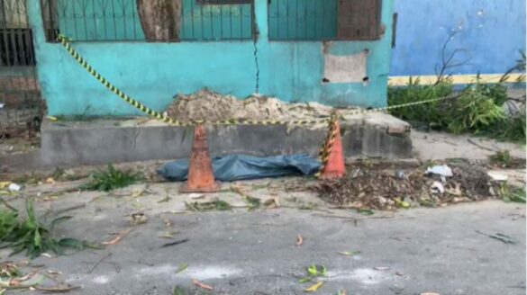 Morador de rua morre eletrocutado ao apanhar mangas