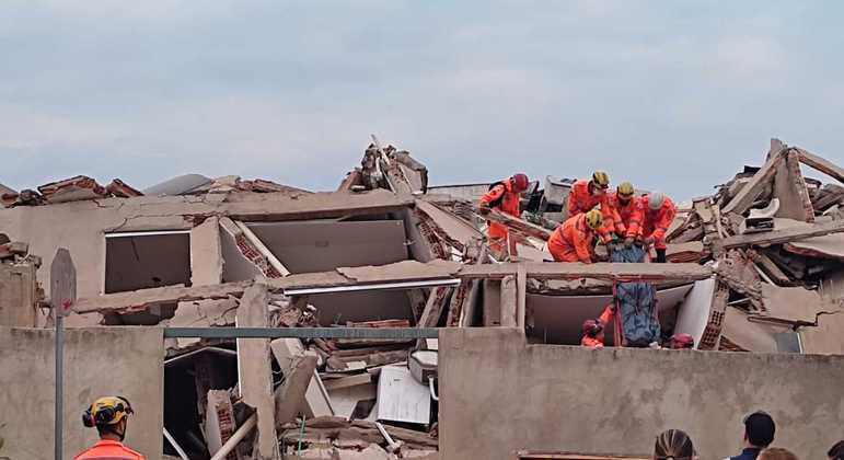 Prédio de cinco andares cai sobre casa, deixa um morto e três feridos em Belo Horizonte (MG)