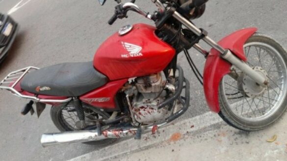 Motociclista tem pescoço cortado por linha de cerol na zona Norte