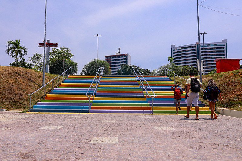 Prefeitura faz manutenção e pintura na Ponta Negra, que ganha escadaria instagramável