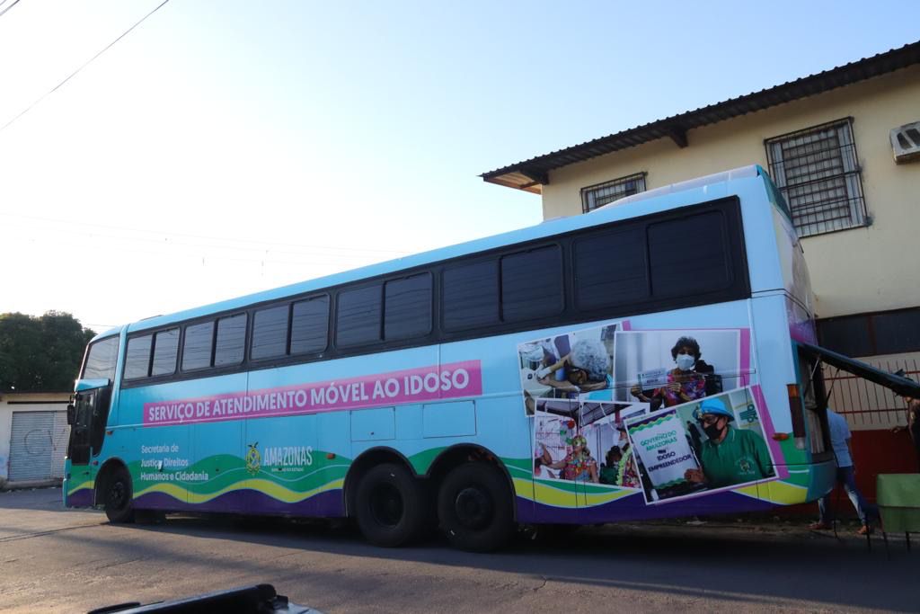 Amanhã (02/09), o Ônibus do Idoso realiza atendimentos na Associação das Donas de Casa, rua Dona Mimi, s/n, bairro Morro da Liberdade, zona sul de Manaus, das 8h às 12h. Os serviços contam com orientação jurídica, atendimento psicossocial, enfermagem e técnicos em enfermagem, CadÚnico, fisioterapia, Idoso Empreendedor e aulão de educação física. Para realizar os serviços, é preciso levar RG e CPF, comprovante de residência e certidão de casamento. Se for fazer atendimento para o Cadastro Único e tiver criança na casa, é necessário apresentar também a certidão de nascimento. Lançado em 11 de julho deste ano, o serviço já passou por 13 bairros da capital, realizando aproximadamente mil atendimentos aos idosos. A Unidade Móvel possibilita verificar quais as zonas da cidade concentram o maior déficit de atendimento ao idoso e dessa forma, a Sejusc planeja as ações, levando os serviços que efetivamente eles precisam. 📱 CONTATO: Jorgiane Castinares (98442-0758) e Alexandre Pequeno (98264-7579). 📆 DATA: Dia 2 de setembro, sexta-feira 🕒 HORÁRIO: 8h às 12h 📍 LOCAL: Associação das Donas de Casa, rua Dona Mimi, s/n, bairro Morro da Liberdade, zona sul de Manaus