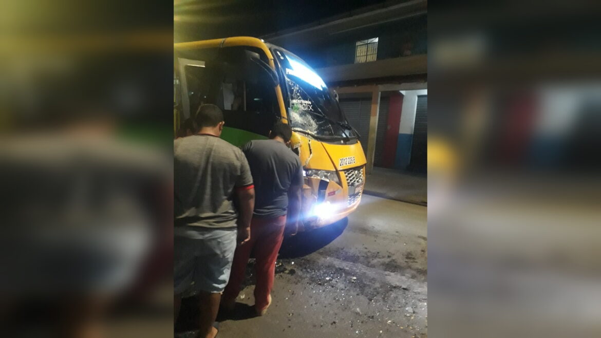 Passageiros destroem Amarelinho após sofrer acidente em racha na zona Norte