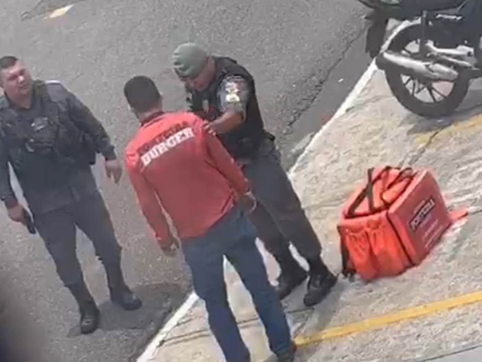 Motoboy é agredido e tem CNH rasgada durante abordagem da PM, em Manaus