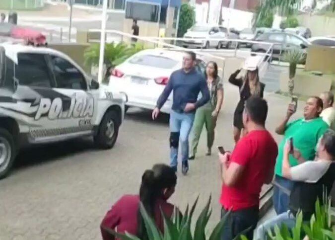 Vídeo: prefeito de Borba é recebido com protesto na delegacia