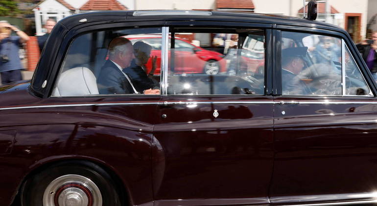 Rei Charles 3º chega a Londres e é recebido por multidão no Palácio de Buckingham antes de discurso