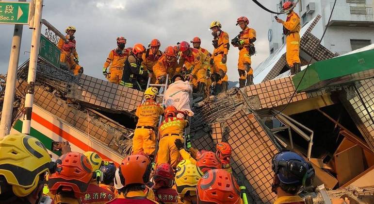 Terremoto em Taiwan derruba três prédios e destrói rodovias