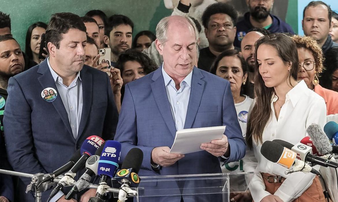 Ciro Gomes diz que seguirá com candidatura até o fim do pleito