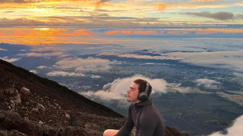 Whindersson Nunes mostra escalada ao Monte Fuji: “Boa noite Brasil, bom dia Japão”