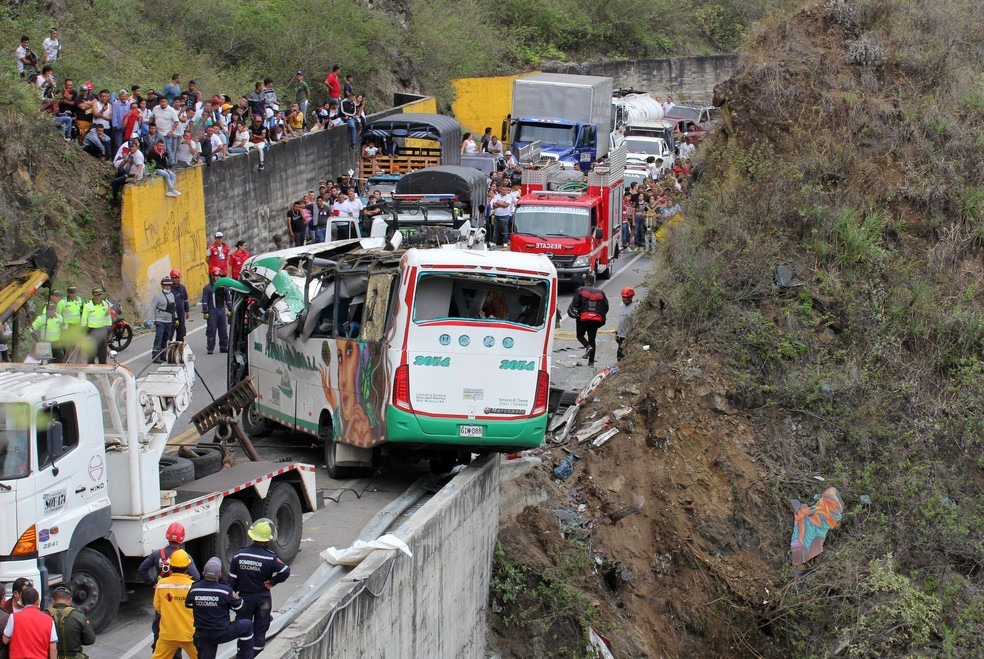 Acidente de ônibus na Colômbia deixa 20 mortos