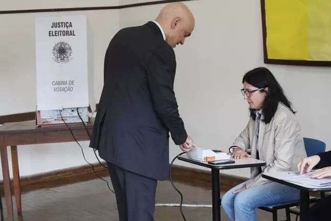 Moraes vota em São Paulo após post em que pede paz e segurança nas eleições