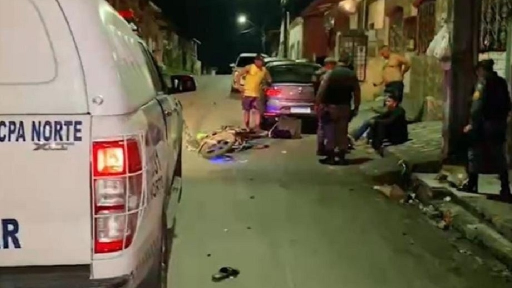 Entregadores de delivery colidem com viatura policial no bairro Mutirão