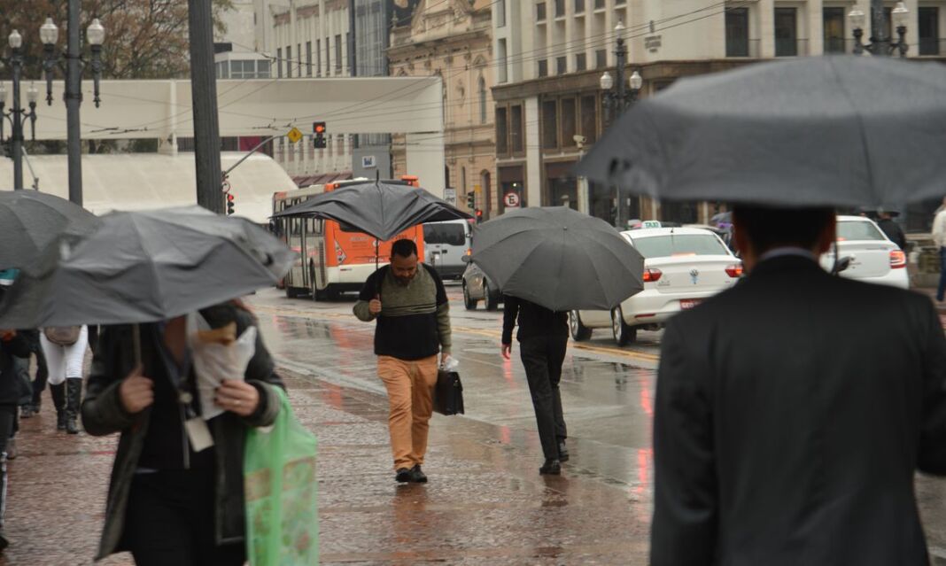 Chuva predomina no Brasil em início de semana