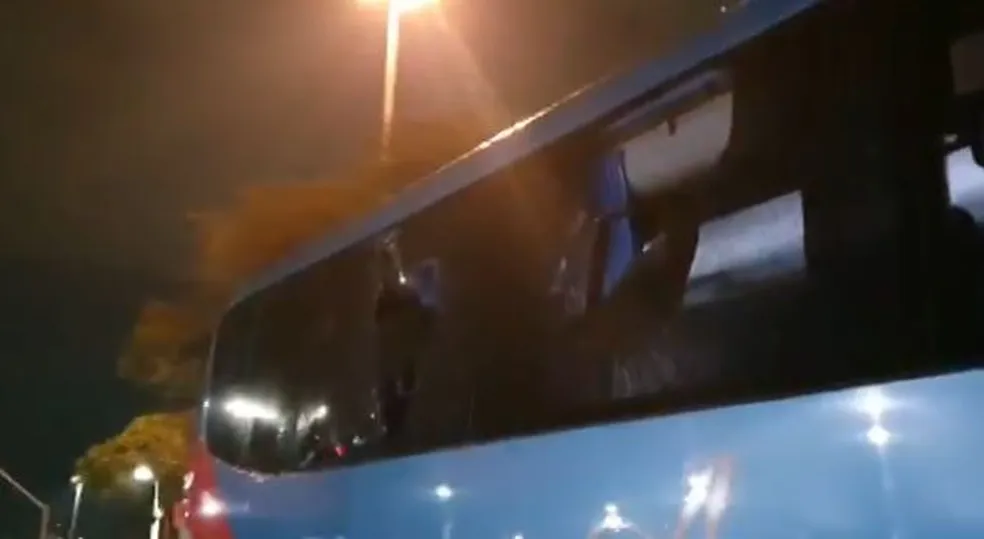 Ônibus com flamenguistas é apedrejado a caminho do estádio