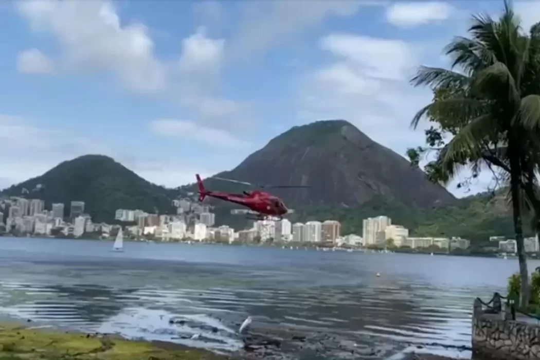 Helicóptero cai na Lagoa Rodrigo de Freitas