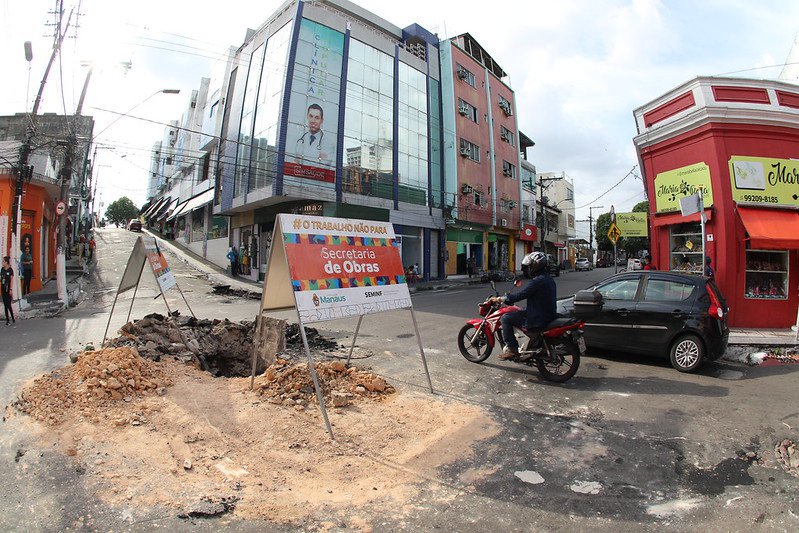 Prefeitura de Manaus recupera rede de drenagem profunda em rua do Centro