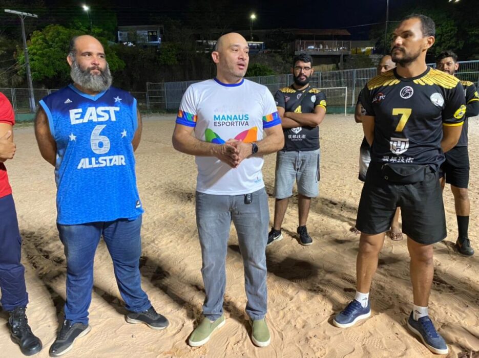 Prefeitura de Manaus entrega materiais esportivos para times de flag football da cidade