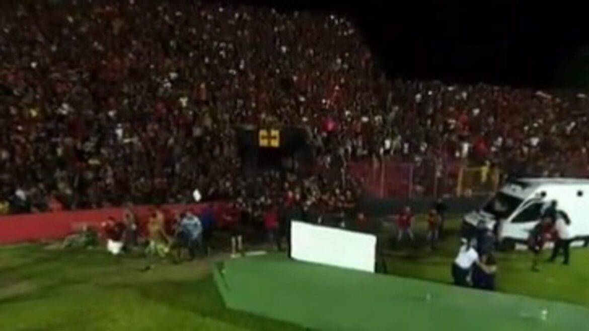 Torcedores do Sport invadem gramado, e jogo contra o Vasco é encerrado