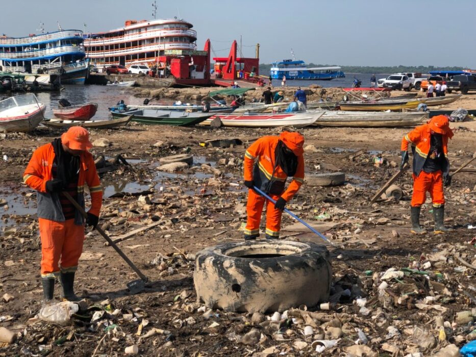 Prefeitura retira lixo acumulado na orla da Manaus Moderna neste sábado, (8)