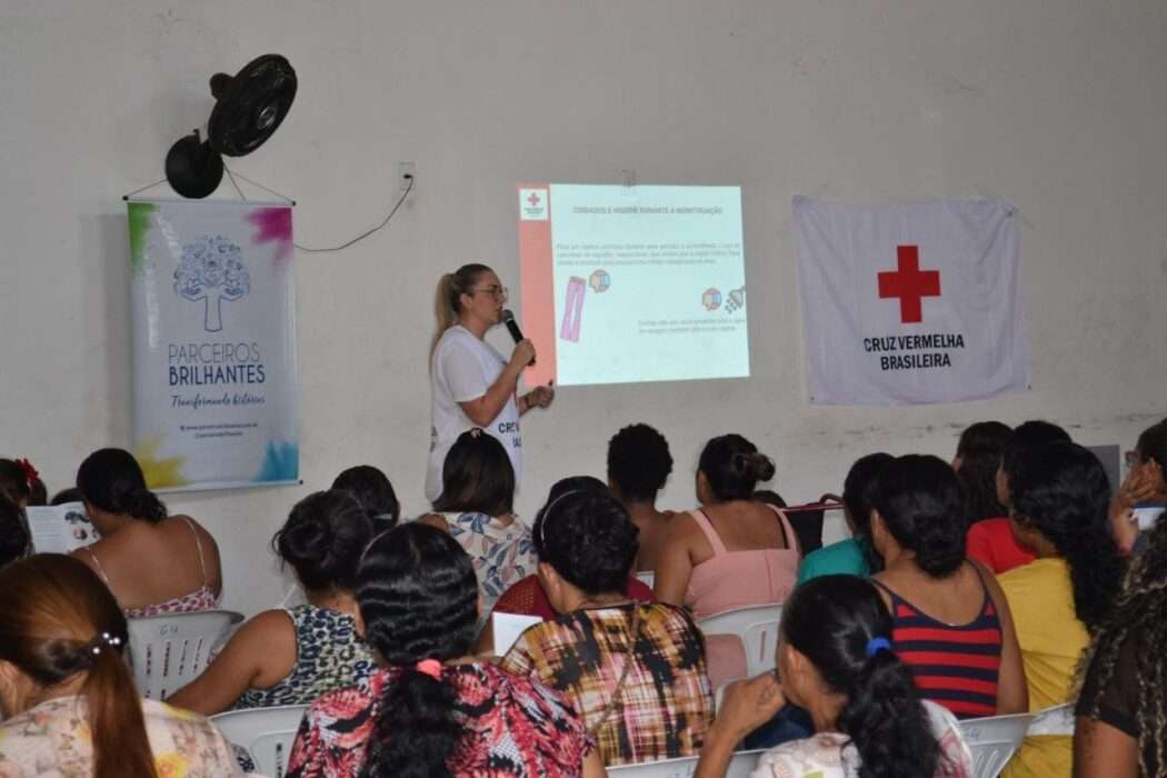Absorventes são entregues às mulheres do Zumbi II durante ação contra pobreza menstrual