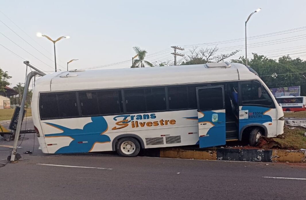 Ônibus colide com poste e deixa trânsito lento em um cruzamento, na zona oeste de Manaus