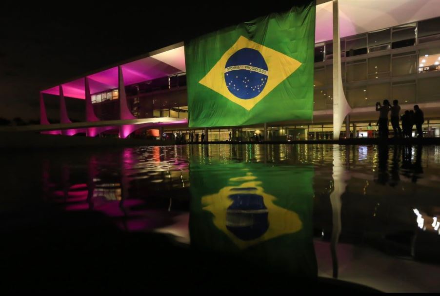 Bolsonaro manda estender bandeira gigante do Brasil no Palácio do Planalto