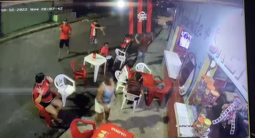 Vídeo: Dupla assalta clientes de bar que assistiam jogo de futebol na zona Norte