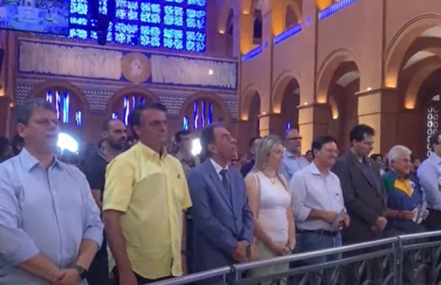 Bolsonaro acompanha missa no Santuário Nacional de Aparecida