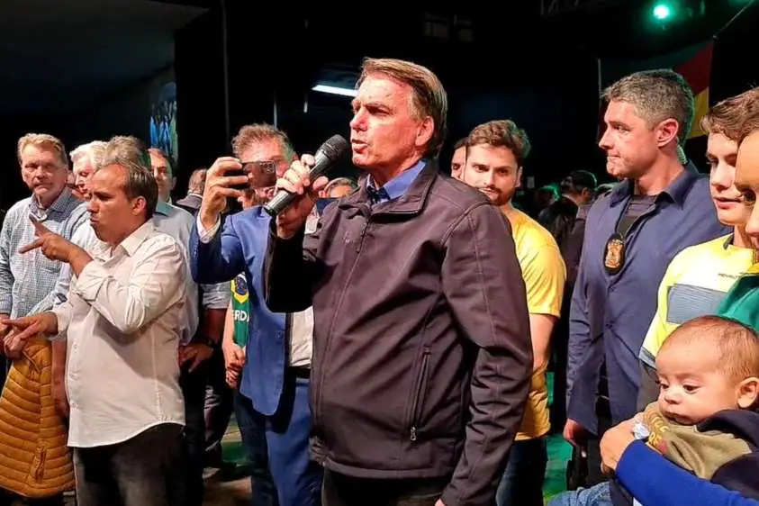 Bolsonaro pede que apoiadores acompanhem apuração na seção de votação