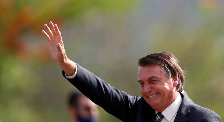 Bolsonaro recebe ministros e parlamentares no Alvorada