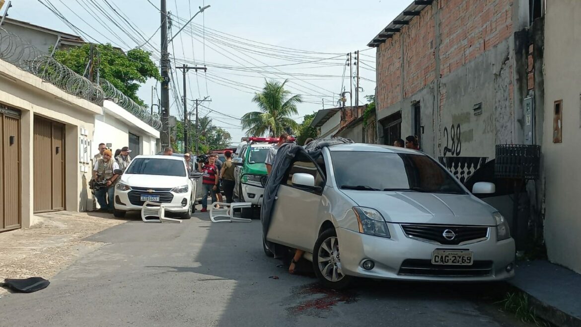 Homem é assassinado em carro após sair de casa para deixar filhos na escola