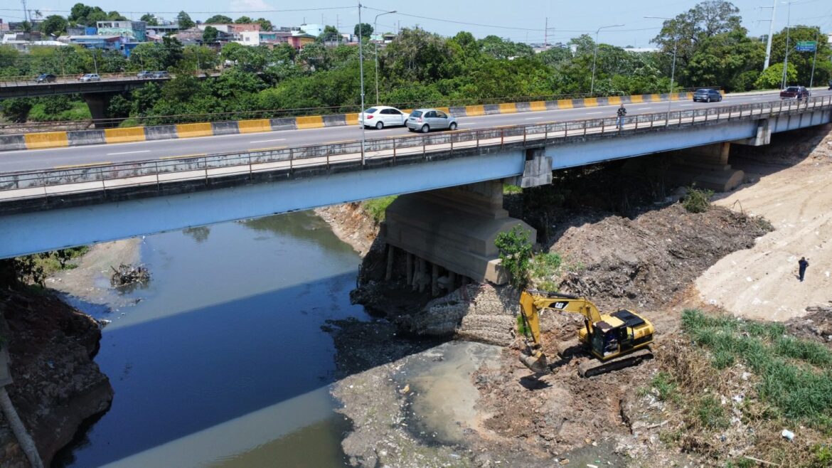 Prefeitura de Manaus trabalha na manutenção da ponte de acesso entre o boulevard Álvaro Maia e o bairro Compensa