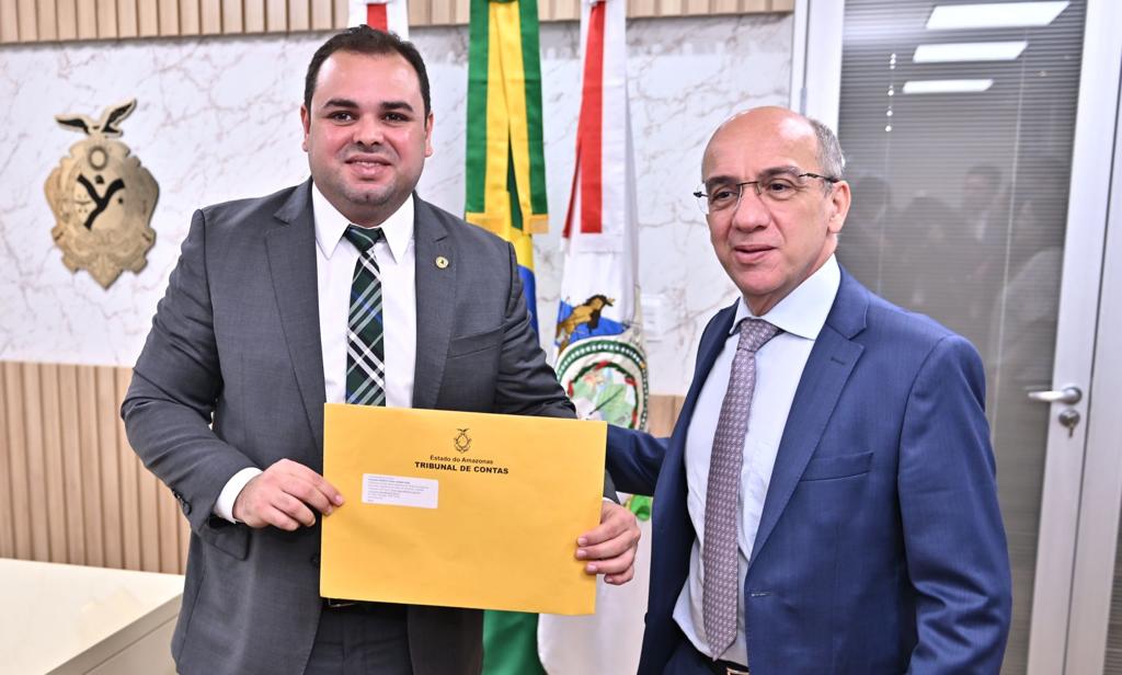 Presidente do TCE-AM entrega anteprojeto de lei à Aleam para criação do programa de residência jurídica e contábil