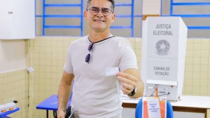 Prefeito David Almeida vota no segundo turno das eleições 2022 e destaca importância de exercer a cidadania