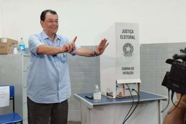 Eduardo Braga vota em escola no Santo Agostinho