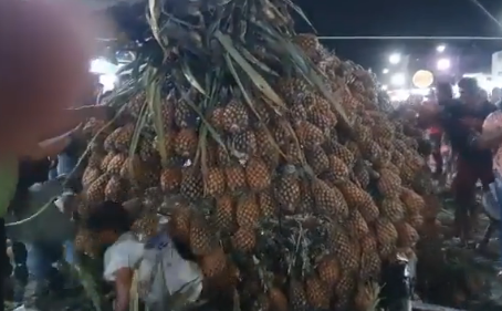 Vídeo: escultura gigante de abacaxis desaba sobre público em evento